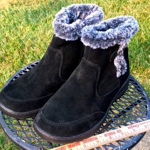 Khombu boot womens short black suede boot size 9.